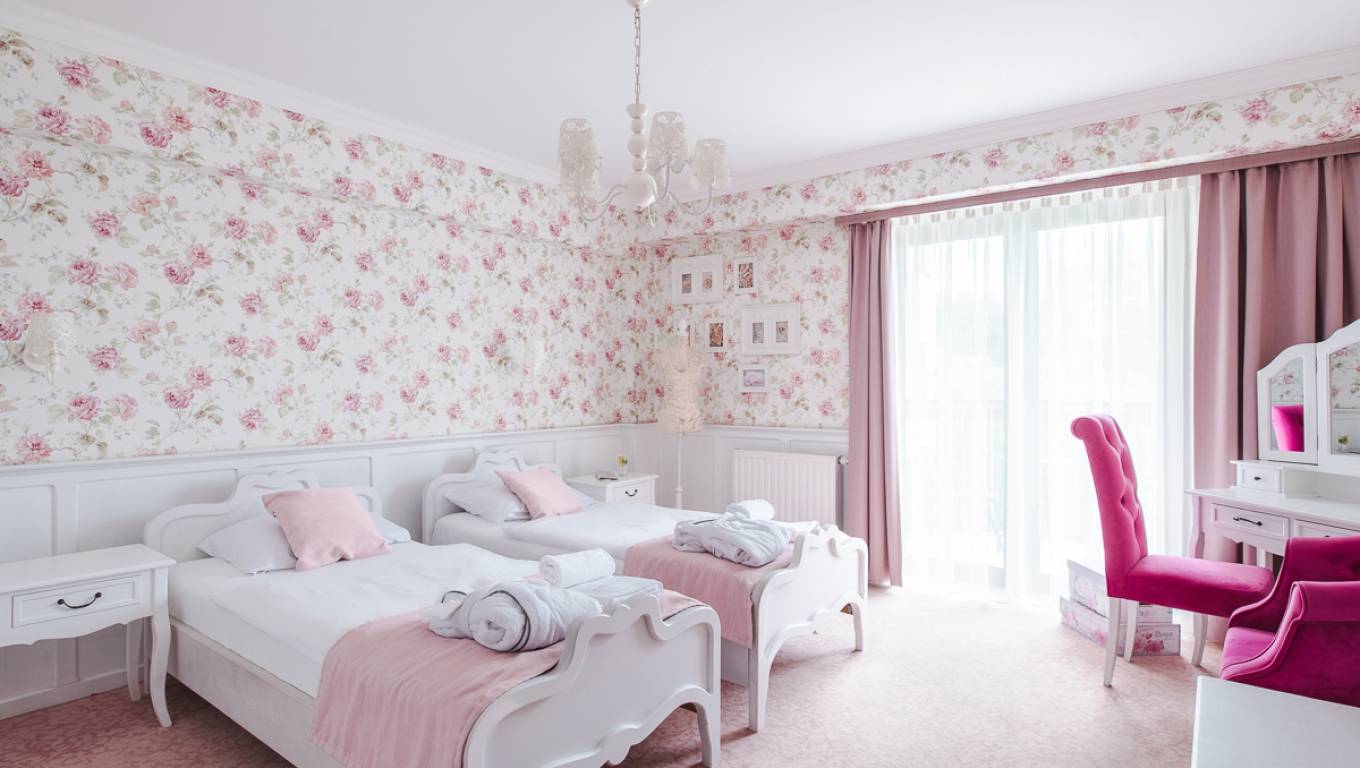 RÓŻANY - LUKSUSOWY POKÓJ PEŁEN RÓŻ 